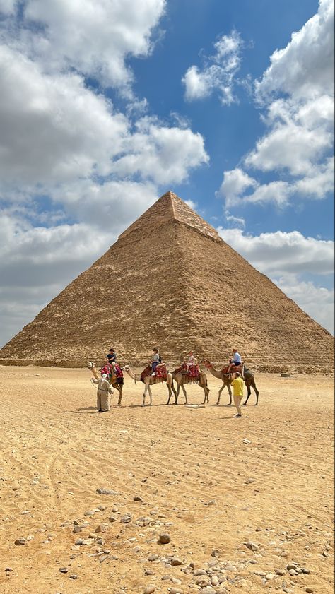 Egypt Pyramids, Egypt Aesthetic, Pyramids Egypt, Pyramids Of Giza, Egypt Travel, Cairo Egypt, Dream Travel Destinations, Beautiful Places To Travel, Travel Goals