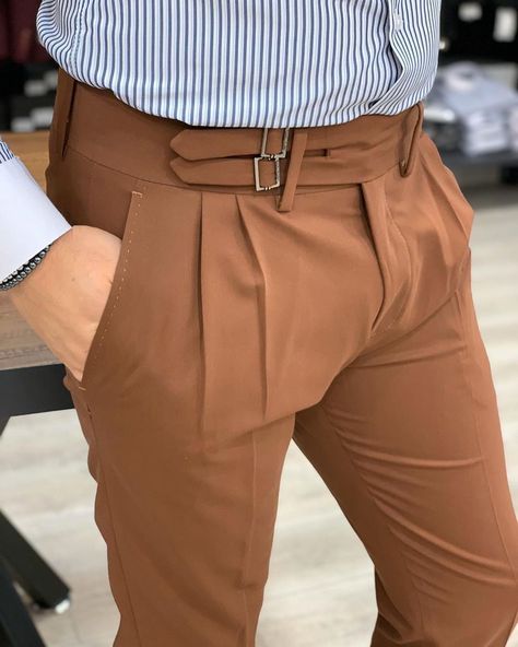 Mens Pants Fashion Casual, Mens Pleated Pants, Men Pants Pattern, Buckle Pants, Vintage Gentleman, Pants Outfit Men, Mens Casual Outfits Summer, Trendy Mens Fashion, Men Fashion Casual Shirts