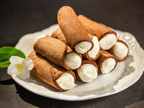 Cannoli with Mascarpone and Amaretto Marscapone Cannoli Filling, Cannoli Filling, Cannoli Recipe, Cream Cheese Eggs, Chocolate Chip Recipes, Chocolate Cinnamon, Cannoli, Food Staples, Tasty Treats