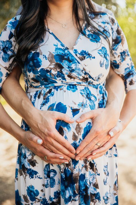 Mommy To Be Photoshoot, Mom To Be Photoshoot, Photoshoot Pregnancy, Maternity Photography Poses Couple, Pregnancy Pictures, Poses Couple, Maternity Pics, Maternity Photography Poses, Photography Couples