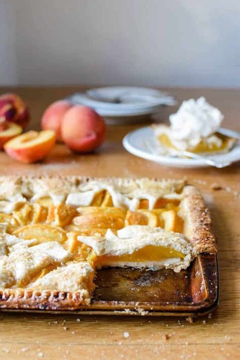 This Fresh Peach Slab Pie takes summer's juciest peaches and makes a HUGE pie complete with the most perfectly crisp, buttery crust flavored with nutmeg. Noom Sweets, Refreshing Pictures, Peach Slab Pie, Slab Pie Recipes, Slab Pie, Peach Pie, Yes Please, Pie Crust, Pie Recipes