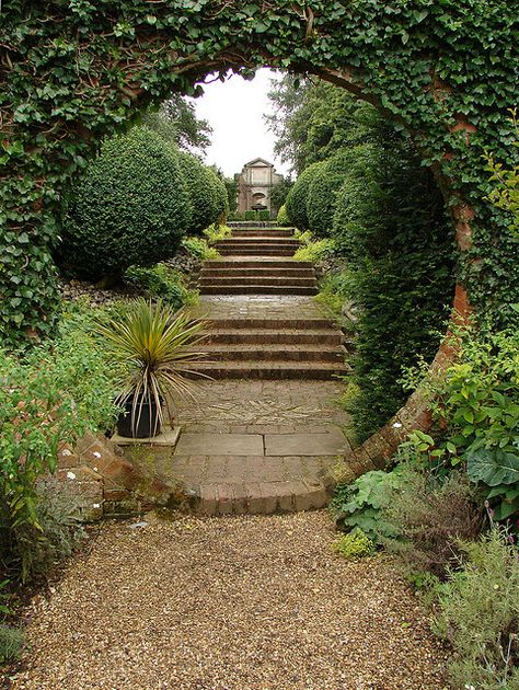 Hole in the wall, West Green House Gardens Moon Gates, Moon Gate, Garden Stairs, Desain Lanskap, Garden Entrance, Chinese Garden, Greenhouse Gardening, Garden Pathway, Love Garden