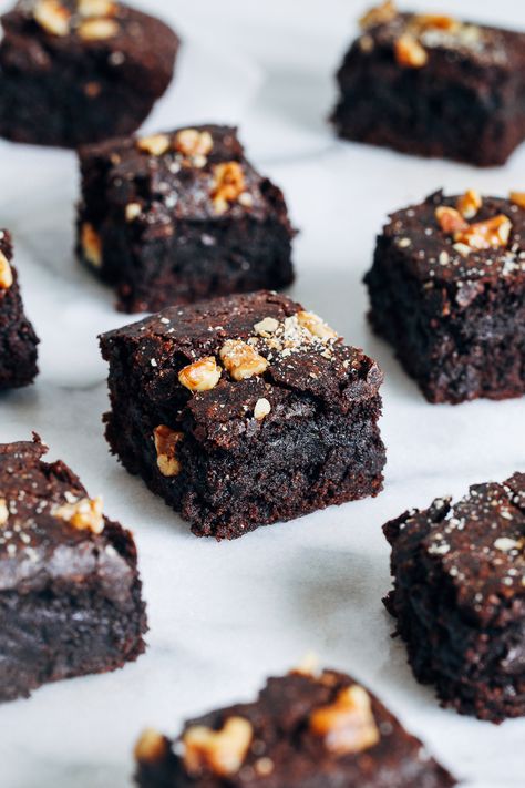 Ella's Fudgy Brownies - Making Thyme for Health Deliciously Ella Recipes, Fudgy Brownies Recipe, Desert Inspo, Brownies Decorados, Ella Vegan, Brownie Vegan, Vegan Brownies, Deliciously Ella, Vegan Brownie