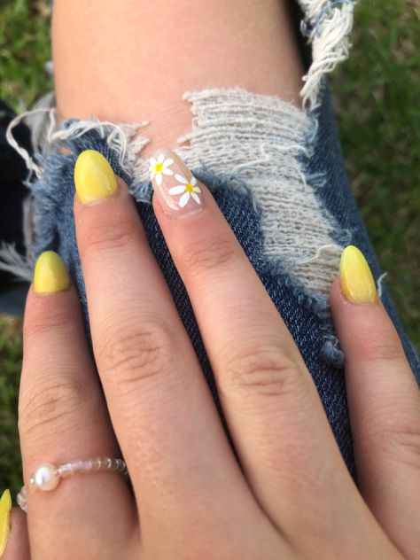 Yellow With Flower Nails, Nail Designs Daisy White Flowers, Yellow And Daisy Nails, Yellow Nails White Flower, Pink Nails With Yellow Flower, Yellow Fake Nails, White Nails With Yellow Flower, Acrylic Nails Ideas Yellow, Nails To Match Yellow Dress