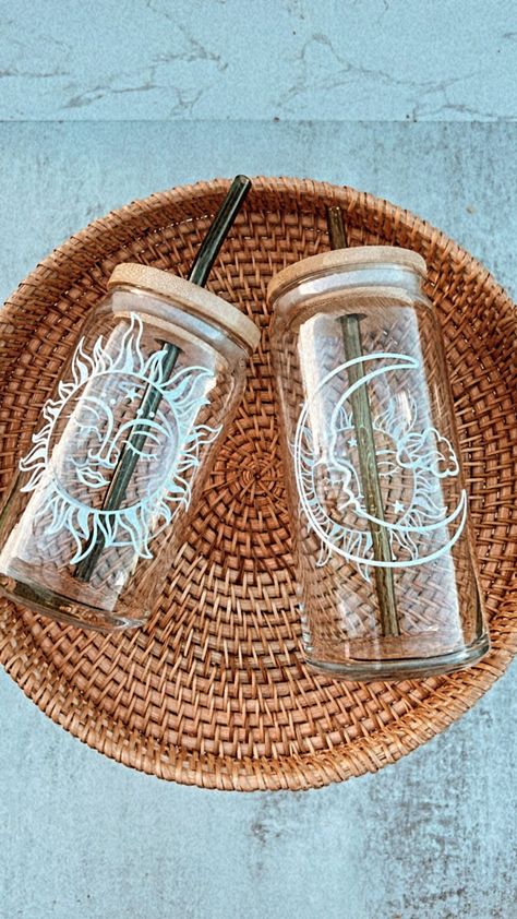 Beer Glass Design, Vasos Vintage, Glass Tumbler Design, Cute Coffee Cups, Idee Cricut, Coffee Cup Design, Glass Coffee Cups, Pretty Mugs, Diy Cups