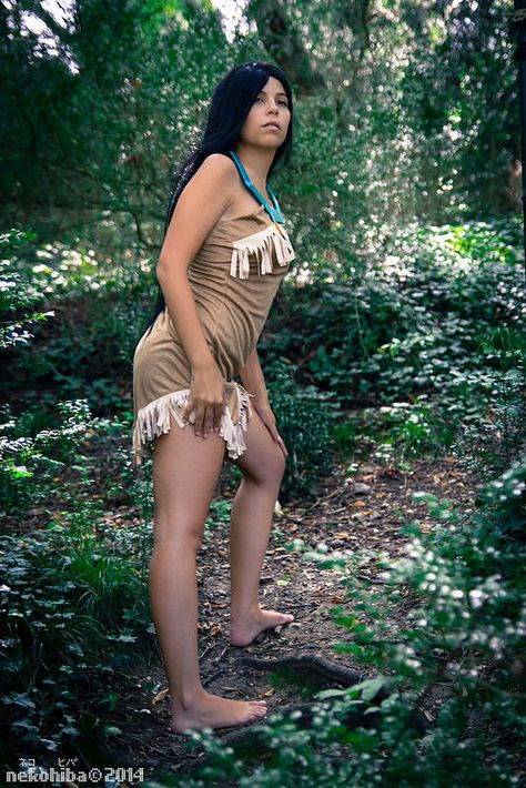 Pocahontas, Cosplayer: http://mery-jane.deviantart.com/ Pocahontas Cosplay, American Indian Girl, Native American Woman, Native Women, Native American Pictures, Princess Cosplay, American Girls, American Beauty, Cosplay Outfits