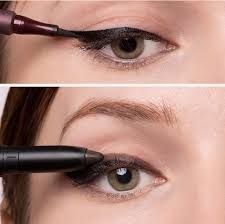 Easy Cat Eyeliner, Easy Halloween Eyeliner, Cat Eye Eyeshadow, Quick Eyeliner, Halloween Eyeliner, Eyeliner Tricks, How To Do Magic, Easy Eyeliner, How To Do Eyeliner