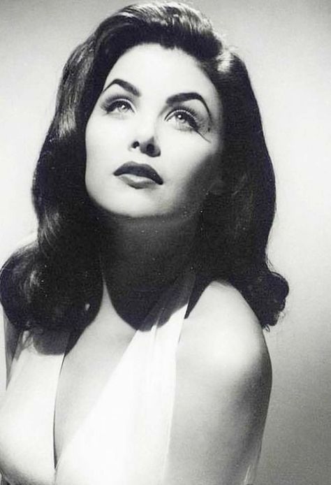 Audrey Horne, Sherilyn Fenn, Vintage Hollywood Glamour, Poses References, Dynamic Poses, Irina Shayk, Hollywood Glam, Vintage Portraits, Old Hollywood Glamour