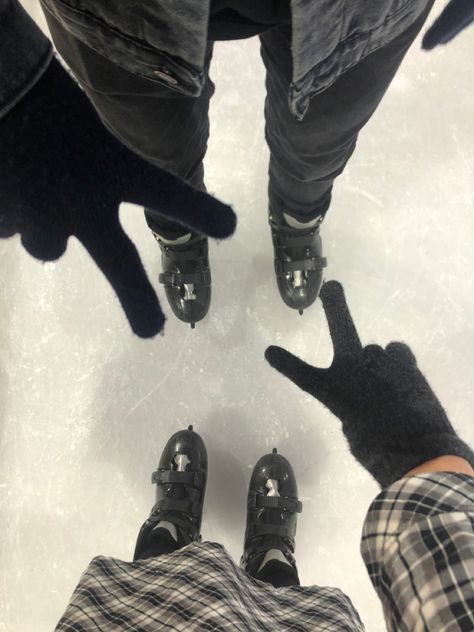 Ice Rink Proposal, Ice Skating Couple Aesthetic, Ice Skating Date Aesthetic, Rollerskating Date, Guy Couple Aesthetic, Roller Skating Couple, Roller Skating Date, Figure Skating Couple, Ice Skating Couple