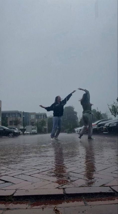 Rain Pictures, Photos Bff, Rain Photo, Rainy Day Aesthetic, I Love Rain, Under The Rain, Love Rain, Friend Poses Photography, Summer Rain