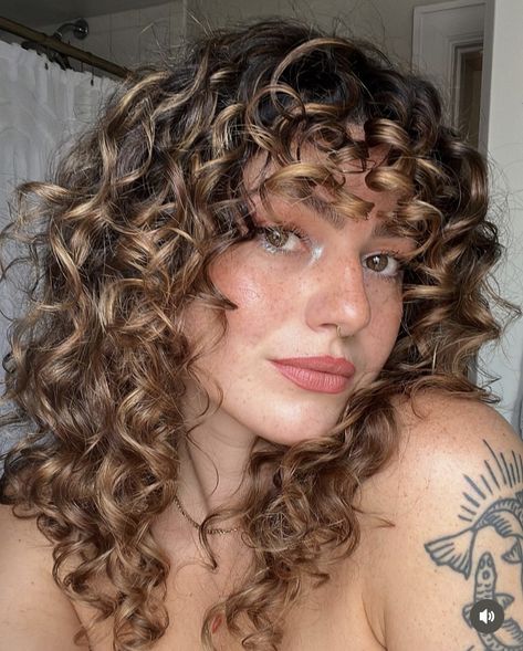 Curly Light Brown Hair, Mid Length Curly Hairstyles, Dark Curly Hair, Dyed Curly Hair, Natural Curly Hair Cuts, Highlights Curly Hair, Brown Curly Hair, Curly Hair Photos, Blonde Curly Hair