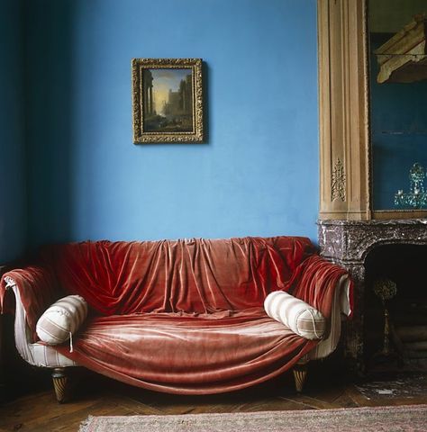 Excerpted from The Right Color by Eve Ashcraft (Artisan Books). A red velvet curtain is tossed casually over a Regency sofa in a room painted a powder blue Photo: Simon Upton Blue Wall Decor Living Room, Red Velvet Curtains, Muted Colour, Red Blanket, Blue Living Room Decor, Red Couch, Casa Vintage, Blue Curtains, Trendy Living Rooms