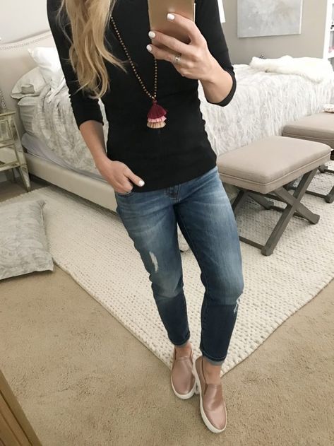 Black blouse, Jeans, Rose Gold shoes - Casual Outfit Rose Gold Shoes Outfit, Gold Sneakers Outfit, Gold Shoes Outfit, Shoes Outfit Ideas, Black And Gold Shoes, Gold Shoe, Rose Gold Shoes, Look Rose, Rose Gold Sneakers