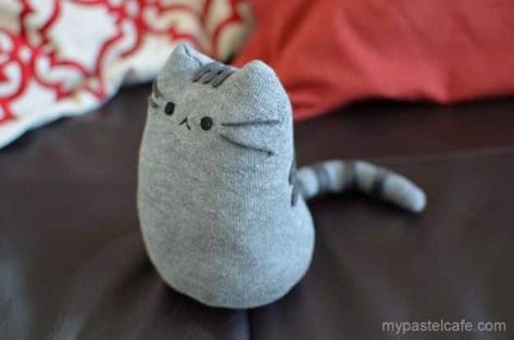 DIY Ideas With Cats - DIY Pusheen Sock Plush - Cute and Easy DIY Projects for Cat Lovers - Wall and Home Decor Projects, Things To Make and Sell on Etsy - Quick Gifts to Make for Friends Who Have Kittens and Kitties - Homemade No Sew Projects- Fun Jewelry, Cool Clothes, Pillows and Kitty Accessories Sewing Gifts For Cat Lovers, Cat Themed Crafts For Adults, Diy Cat Plush, Felt Cat Pattern Free, Cat Toy Sewing Pattern, Sew Cat Toys, Quick Gifts To Make, Cute Cat Crafts, Cool Easy Crafts