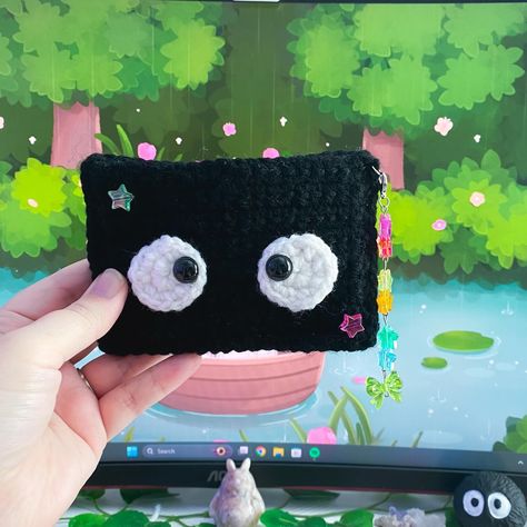 Ghibli mini wallets pt. 2 ˚ ༘ ೀ⋆｡˚ Susuwatari / Soot Sprites 🫶🏻 The second mini wallet that will be available on my shop! I’m loving the mini Ghibli series 🫶🏻 Base pattern: melhzcrochet on yt ૮ ˶ᵔ ᵕ ᵔ˶ 𐙚 ა Customizations: myself 🫶🏻 ‧₊˚🌱✩ ₊˚🍄⊹♡ Crochet , kawaii accessories, cottagecore decor , desk decor Partners: @kawaiiambergames @ruvithegremlin @wistaria.blooms @ghiblicottage @ashlynfromashland_acnh @clarissacozymeadows 🫶🏻tags: #kawaii #kawaiicrochet #kawaiiaccessories #kawai... Soot Sprite Crochet, Crochet Wallet Pattern, Ghibli Crochet, Crochet Cats, Crochet Products, Crochet Wallet, Soot Sprites, Crochet Plush, Crochet Keychain Pattern