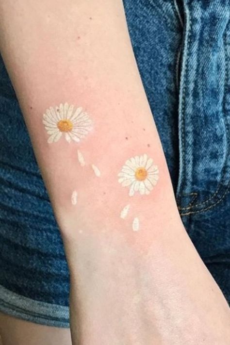 Botanisches Tattoo, Tattoo Fairy, White Ink Tattoo, Daisy Tattoo, Inspiration Tattoos, Tattoos Geometric, Tiny Tattoo, Dainty Tattoos, Aesthetic Tattoo