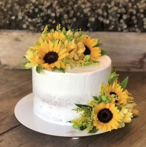 Small Wedding Cakes Sunflower, Yellow Cake Designs Birthday Women, Simple Sunflower Wedding Cake, Sunflower Cake Birthday Simple, Simple Flower Cake Design, Sunflower Cake Design, Simple Flower Cake, Sunflower Birthday Cakes, Sunflower Birthday Parties