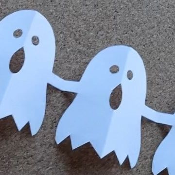 Kelly Crean on Instagram: "How to make a ghost paper chain #easycrafts #papercrafts #papercrafting #ghost #halloweencrafts #diyhalloweendecorations" Paper Chain Ghost, Ghost Paper Chain, Paper Ghost, Paper Chain, Paper Decor, Paper Chains, Paper Garland, September 7, A Ghost