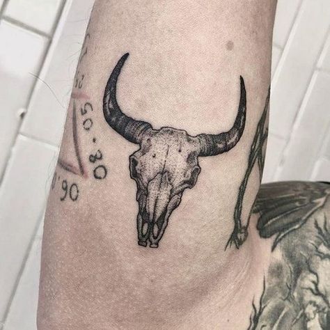 Ramskull Tattoo Design, Cattle Skull Tattoo, Bull Skull Tattoo, Skull Tattoo Ideas, Bull Skull Tattoos, Henna Ideas, Hand Tats, Bull Skull, Bull Skulls