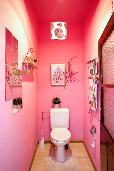 Bright Toilet Design, Pink Bathroom Toilet, Bright Toilet Room, Bright Pink Bathroom Ideas, Funky Toilet Decor, Pink Downstairs Toilet, Pink Restroom Ideas, Pink Toilet Bathroom, Downstairs Toilet Ideas Wallpaper