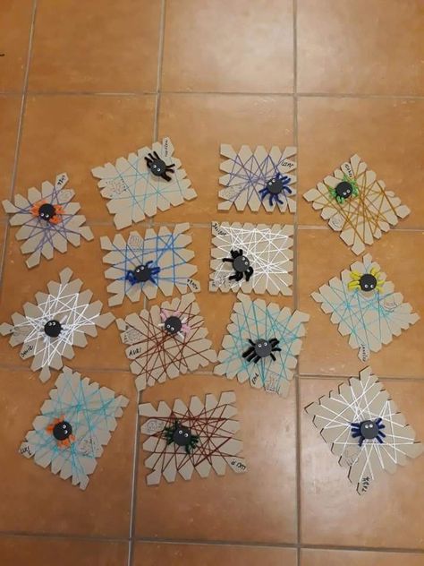 Spider Activities, Bricolage Halloween, Halloween Art Projects, Spider Crafts, Halloween Activities For Kids, Halloween Preschool, Halloween School, Elementary Art Projects, Halloween Crafts For Kids