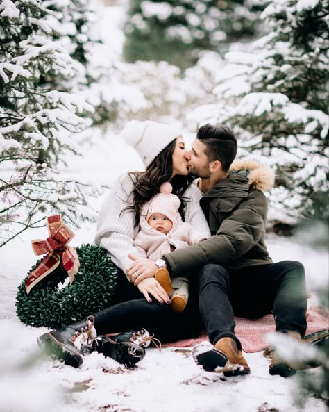 Christmas Snow Family Pictures, Snowy Christmas Photoshoot Family, Snow Photoshoot Ideas Family, Winter Family Photos Pregnant, Snow Family Photoshoot, Snowy Family Photos, Family Picture In Snow, Family Pics In Snow, Snow Family Pictures