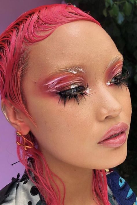 source: from chinqpink on IG Magenta Eyeliner, Childish Makeup, Contoured Makeup, Aesthetic Curly Hairstyles, Creative Eyeliner, High Fashion Makeup, Swag Makeup, Cool Makeup Looks, Ethereal Makeup