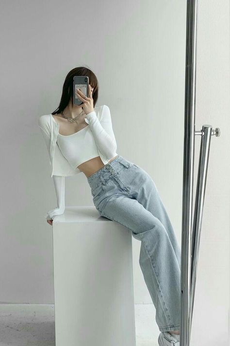 Korean Jeans Style, Womens Jean Outfits, Baggy Jeans Outfit Aesthetic Korean, Styling High Waisted Jeans, Cute Korean Outfits Jeans, Korean Inspired Outfits, High Waist Jeans Outfit, Korean Jeans Outfit, Outfit Ideas Soft Girl