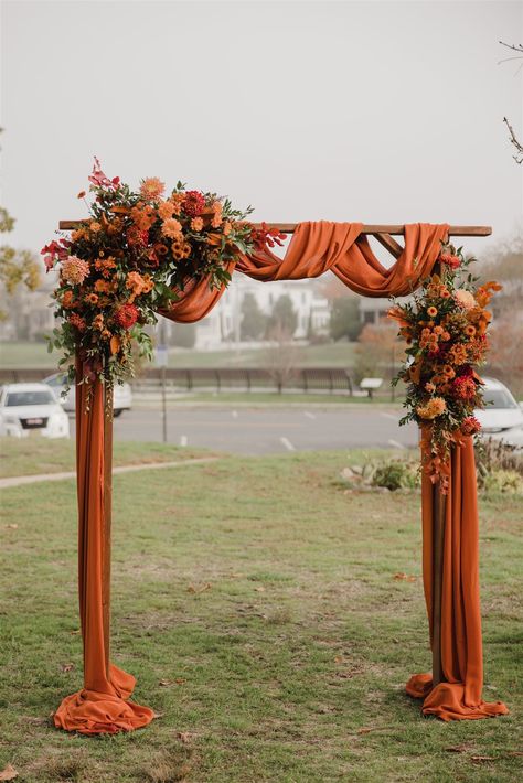 Fall Arch Decoration Wedding, Saffron Wedding Theme, Fall Wedding Cheap Ideas, Wedding Decor Table Ideas Rustic, Indian Wedding Ceremony Decorations, Tericatta Wedding, Rust Red Wedding Theme, Wedding Arch Burnt Orange, Fall Themed Wedding Arch