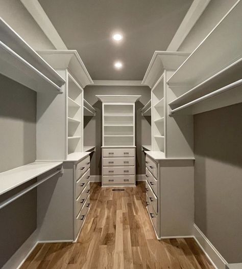 Organized Closet Walk In, Small Walk In Closet Paint Ideas, Rectangular Closet Designs, Rectangle Walk In Closet Layout, Walk In Closet Entryway Ideas, Walkin Closet Ideas Master Suite, Walk In Closet Design Ideas, Narrow Closet Design, Master Closet Design