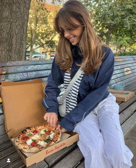 Casual outfit, comfy casual, blue jacket outfit, white pants outfit, fall outfit, pizza date, fall Pizza Date Outfit, White Pants Outfit Fall, Pizza Date, White Pants Outfit, Pants Outfit Fall, Autumn Actvities, Outfit White, Fall Outfits For Work, Jacket Outfit