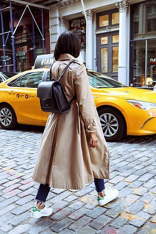 8 Classic Fall Jackets Every Woman Should Have in Her Closet Chic Winter Coat, Backpack Outfit, Everyday Backpack, Style Inspiration Winter, Fashion Friends, Women Street, Autumn Street Style, Friends Fashion, Fall Street Style