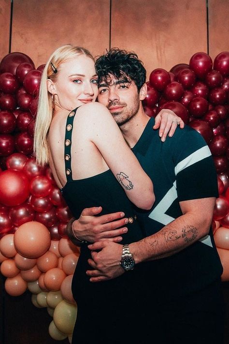 Sophie Turner and Joe Jonas in 16 adorable Instagram photos | Vogue Paris Sophie Turner Tattoo, Sophie Turner Instagram, Sophie Turner Joe Jonas, Sophie Turner And Joe Jonas, Celebrity Memes, Couple Moments, Hair Blond, Celebrity Fashion Trends, Celebrity Workout