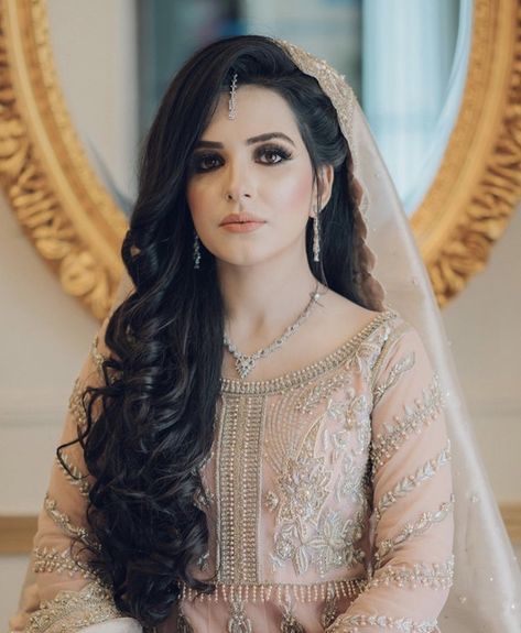 Engagement Dress Ideas Pakistani, Pakistani Engagement Hairstyles, Walima Look, Bridal Dresses Ideas, Walima Brides, Nikkah Brides, Walima Bride, Pakistani Bridal Hairstyles, Hairstyles For Indian Wedding