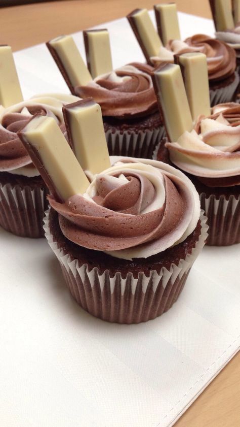 2 toned frosting. KitKat cupcakes without the rose Kitkat Cupcakes, Cake Decorating Piping, Mini Cupcake, Beautiful Cupcakes, Cupcake Designs, Final Exams, Cute Cupcakes, To Study, Mini Cupcakes