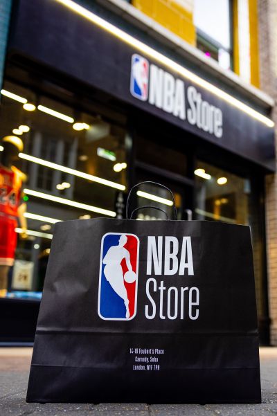 The (NBA) and Fanatics, a global leader in licensed sports merchandise, today announced the opening of the first NBA Store in the UK. Nba Logo Concept, Nets Logo Nba, Nba Jacket, Nets Basketball Brooklyn, Luxury Birthday Gifts, Nba Store, Sports Merchandise, Nike Jersey, Luxury Birthday