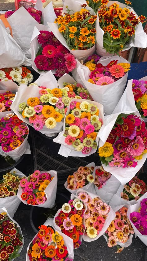 #nyc #flowers #pink #aesthetic #farmersmarket Flowers Pink Aesthetic, Paris Flower Market, Activities Aesthetic, Nyc Flowers, Market Flowers, Luxury Flower Bouquets, Aesthetic Flowers, Nothing But Flowers, Bright Pastels