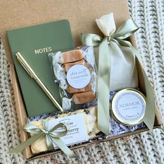 Thank U Gifts For Friends, Gift For Women Day, Beige Gift Box Ideas, Gift Box For Women Christmas, Self Love Gift Basket Ideas, Gifts For Someone Special, Sage Gift Basket, Wellness Gift Box Ideas, Jewelry Gifts For Women