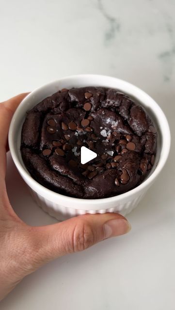 Calla Ramont on Instagram: "Gluten-free, dairy-free, & low in sugar brownie baked oatmeal 🍫🍫 the perfect healthy breakfast, snack, or even dessert 😆 

Ingredients 
1/3 cup oats 
1/2 spotty banana 
1 egg 
1/4 cup milk of choice (I used coconut milk) 
1 heaping tbsp cocoa powder 
Pinch salt 
1/4 tsp baking soda 
Chocolate chips 
Optional - add 1 tbsp maple syrup, honey, coconut sugar or sweetener of choice if you want it sweeter! 

Directions 
1) add all ingredients (except chocolate chips) to a blender and blend until fully combined 
2) pour batter into a lightly greased oven-safe baking dish 
3) top with chocolate chips 
4) bake at 350F for 20-25 ish minutes. Top with sea salt and enjoy! 

#bakedoats #bakedoatmeal #cleaneating #oatmeal #breakfast #healthybreakfast #easyrecipes #healthyr Brownie Baked Oatmeal, Cup Desserts, Healthy Cocoa, Preworkout Snack, Perfect Healthy Breakfast, Protein Snack, Healthier Food, Calorie Recipes, No Bake Brownies