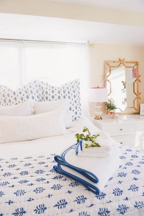 White Apartment Bedroom, White And Blue Bedroom, Blue And Gold Bedroom, Preppy Ideas, Costal Bedroom, Blue Dorm, Costal Granddaughter, Preppy House, Blue And White Decor