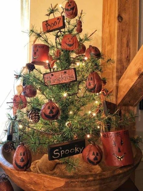 Primitive Fall Tree, Primitive Fall Decorating, Primitive Halloween Decor, Primitive Fall Decor, Primitive Autumn, Halloween Wood Crafts, Primitive Fall, Halloween Tree, Halloween Crafts Decorations