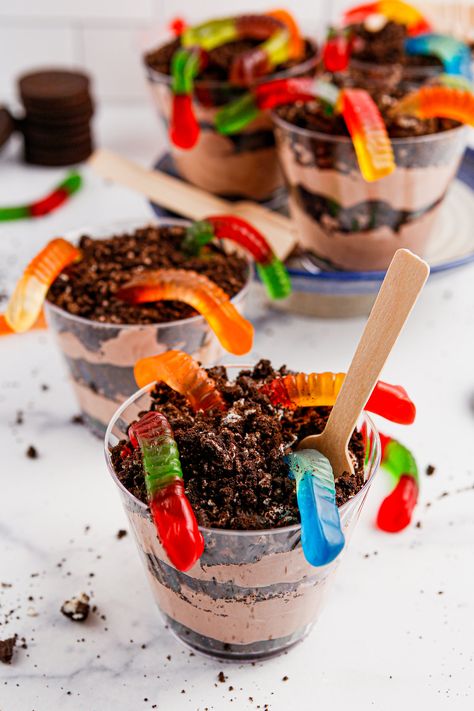 Dirt Cake Cups, Dirt Cups Recipe, Dirt Dessert, Dirt Cake Recipes, Birthday Snacks, Dirt Cake, Kid Desserts, Birthday Party Food, Easter Dessert