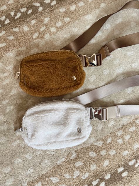 Lululemon Fleece Belt Bag, Bags Clairo, Lulu Belt Bag, Everywhere Fleece Belt Bag, Western Bags Purses, Western Bags, Belt Bag Outfit, Western Bag, Everywhere Belt Bag