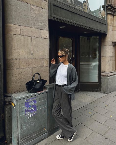 Suit Trousers Women Outfit, Grey Trousers Outfit Women, Gray Trousers Outfit, Pinstripe Trousers Outfit, Striped Trousers Outfit, Grey Trousers Outfit, Pleated Pants Outfit, Trousers Women Outfit, Stripe Pants Outfit