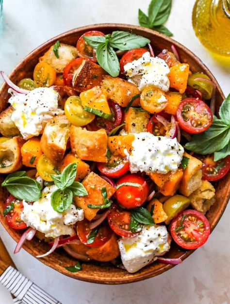 Dinner Ideas Vegetarian, Pasti Fit, Summer Vegetarian Recipes, Tomato Bread, Fresh Tomato Recipes, Juicy Lucy, Resep Salad, Simple Vinaigrette, Panzanella Salad