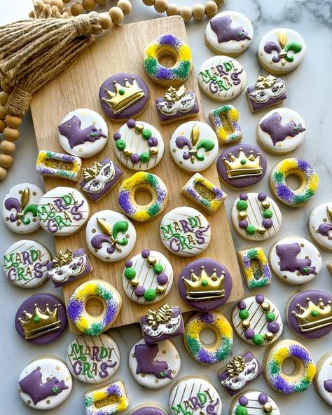 Huong Nguyen on Instagram: "Happy Kings Day! 💜💛💚 It’s the start of Mardi Gras season down here in the South! Cheers to a whole month and 1/2 of parades and festivities 🎭 #MardiGras #MardiGrasCookies #KingCake #KingCakeCookies #Nola #NolaCookies #Fleurdelis #fleurdeliscookies #KingsDay #MiniCookies #NewOrleans" Mardi Gras Treat Table, Mardi Gras 2nd Birthday Party, Mardi Gras Theme Birthday Party, Mardi Gras Royal Icing Cookies, Mardi Gras Cookie Cake, Mardi Gras Macarons, Mardi Gras Baby Shower Cookies, Mardi Gras Theme Gender Reveal, New Orleans Cookies