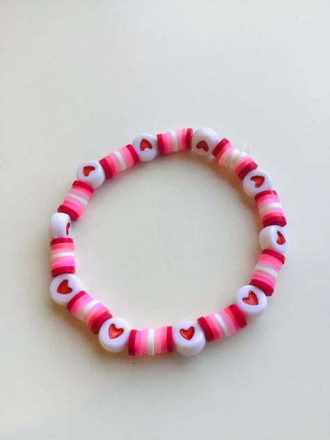 Braclet Ideas Valentines, Barbie Clay Bracelet, Aesthetic Clay Bracelet Ideas, Pink Beaded Bracelets Diy, Bracelets Diy Clay Beads, Barbie Bracelet Ideas Clay Beads, Cute Bracelet Inspo Clay Beads, Cute Bracelets Ideas Beads Simple, Barbie Bracelet Beads