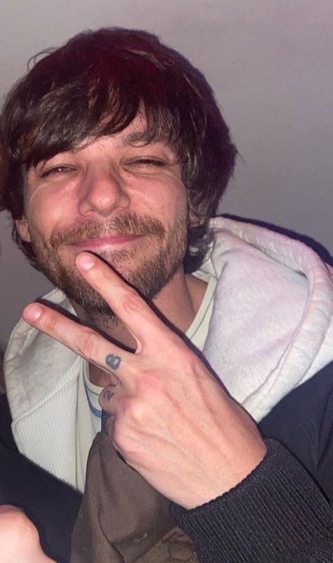 hourly 28 Louis Tomlinson (@hourlyLT28) on X Louis Tomlinson Hair, Louis Tomlinson Selfie, Louis Tomlinson Wallpaper, Punk Rock Princess, Smol Bean, London Boy, One Direction Imagines, Harry Styles Wallpaper, One Direction Pictures