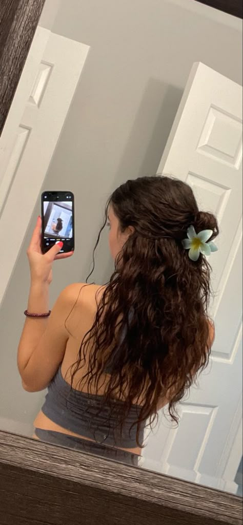 Wavy Hair Summer Hairstyles, Summer Hairstyles Wavy Hair, Medium Length Beach Hairstyles, Summer Wavy Hairstyles, Curly Vacation Hairstyles, Cute Hairstyles Wavy Hair, Curly Hairstyles Beach, Curly Beach Hairstyles, Cute Wavy Hair