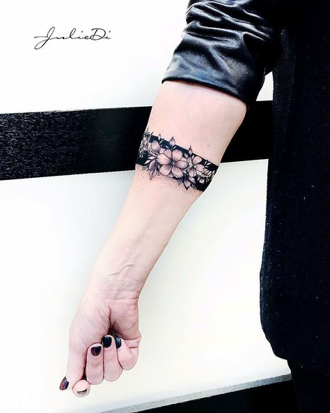 Braclet Tattoo, Tatuaje Cover Up, Wrist Band Tattoo, Wrist Tattoo Cover Up, Tattoo Band, Cuff Tattoo, Flower Wrist Tattoos, Inspiration Tattoos, Tattoo Cover Up